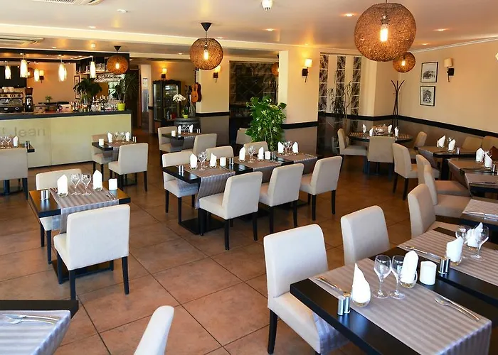 & Restaurant Le Saint Jean ホテル