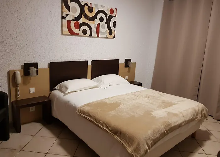 ホテル & Restaurant Le Saint Jean カルジェーズ