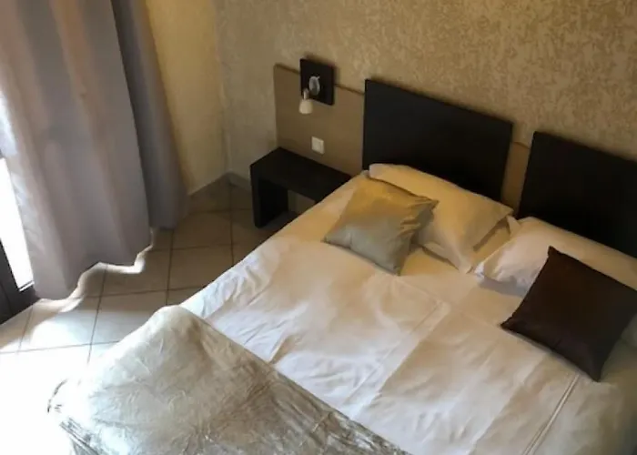 & Restaurant Le Saint Jean ホテル