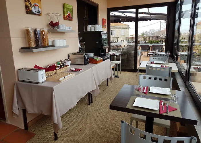 & Restaurant Le Saint Jean ホテル カルジェーズ