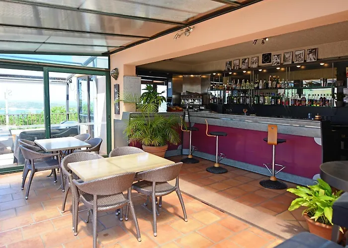 & Restaurant Le Saint Jean ホテル 2*