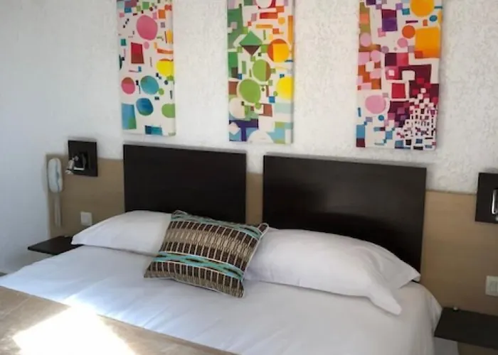 & Restaurant Le Saint Jean 2* カルジェーズ