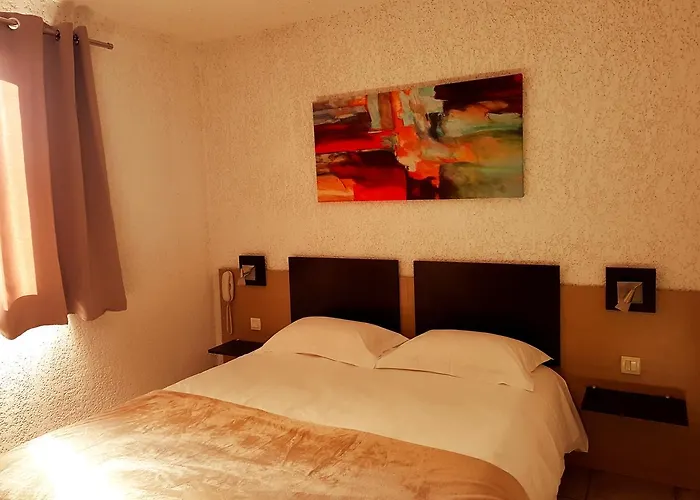 & Restaurant Le Saint Jean ホテル 2*